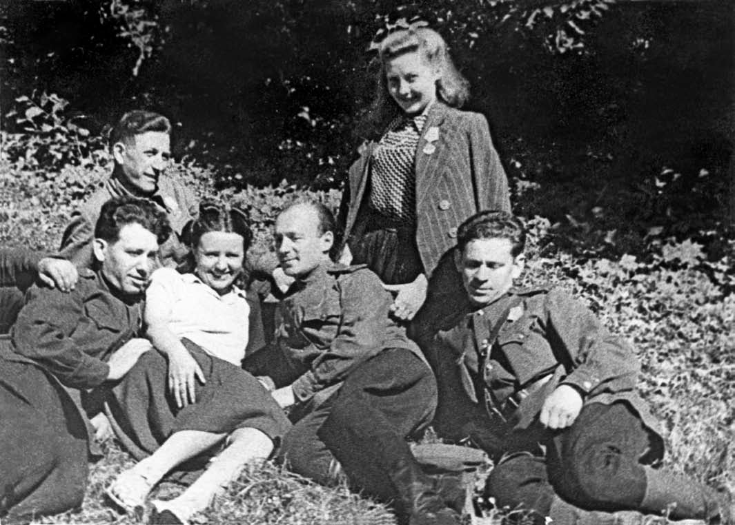 Н.Б.Ястребова-(вторая-справа)-после-выступления-на-фронт