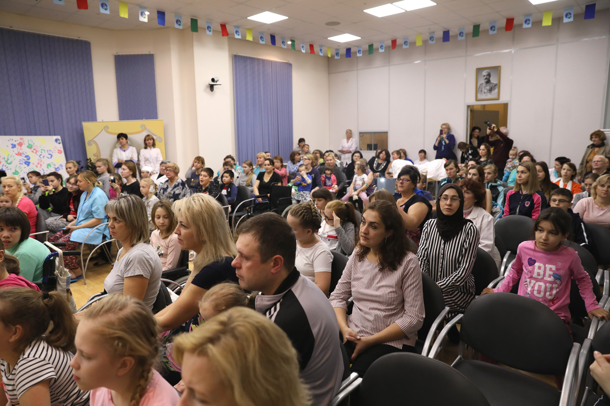 Пациенты института им. Турнера на концерте