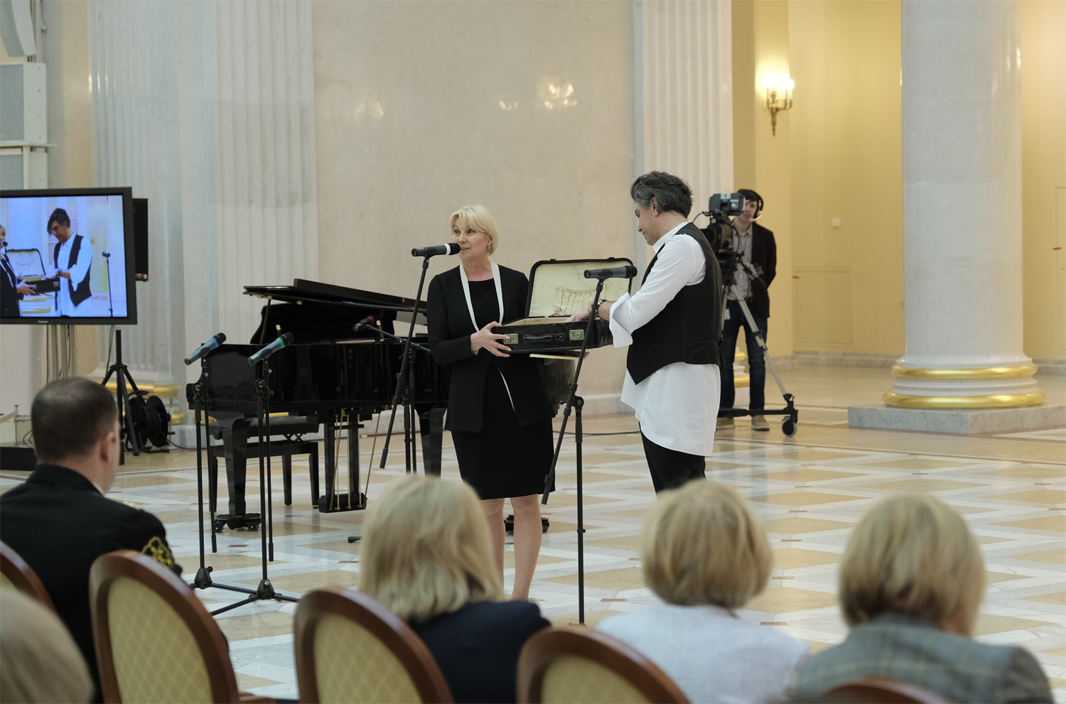 Алла Демина вручает подарки