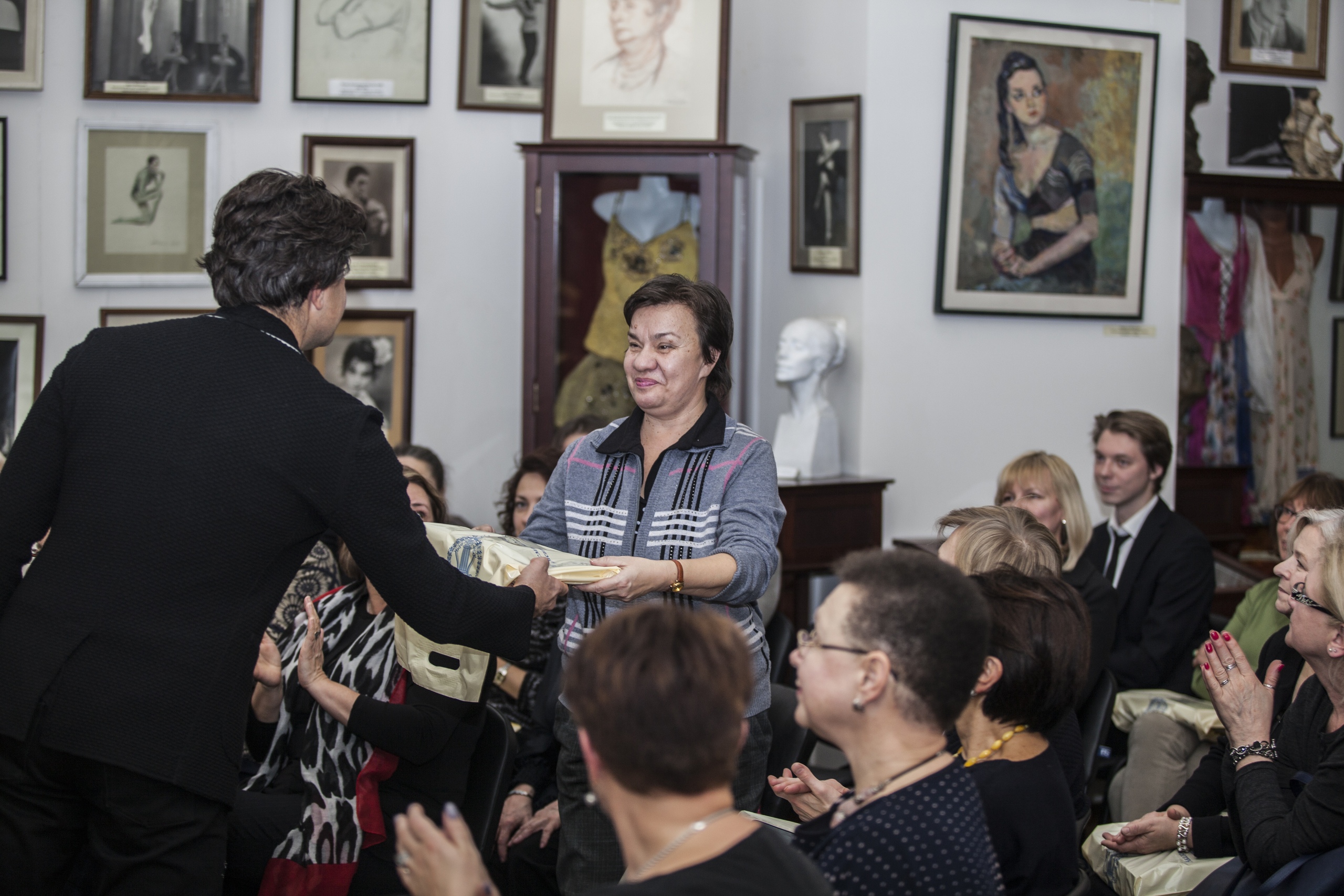 Николай Цискаридзе передает книгу в одну из библиотек города.